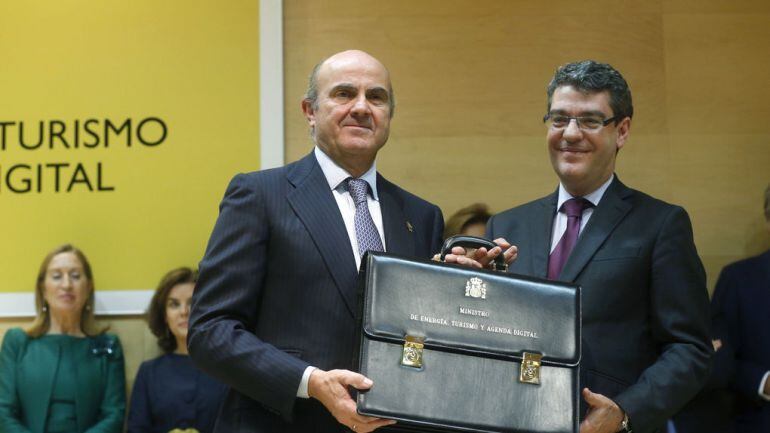  El ministro de  Luis de Guindos (izquierda) traspasa la cartera de Energía a Alvaro Nadal en 2016