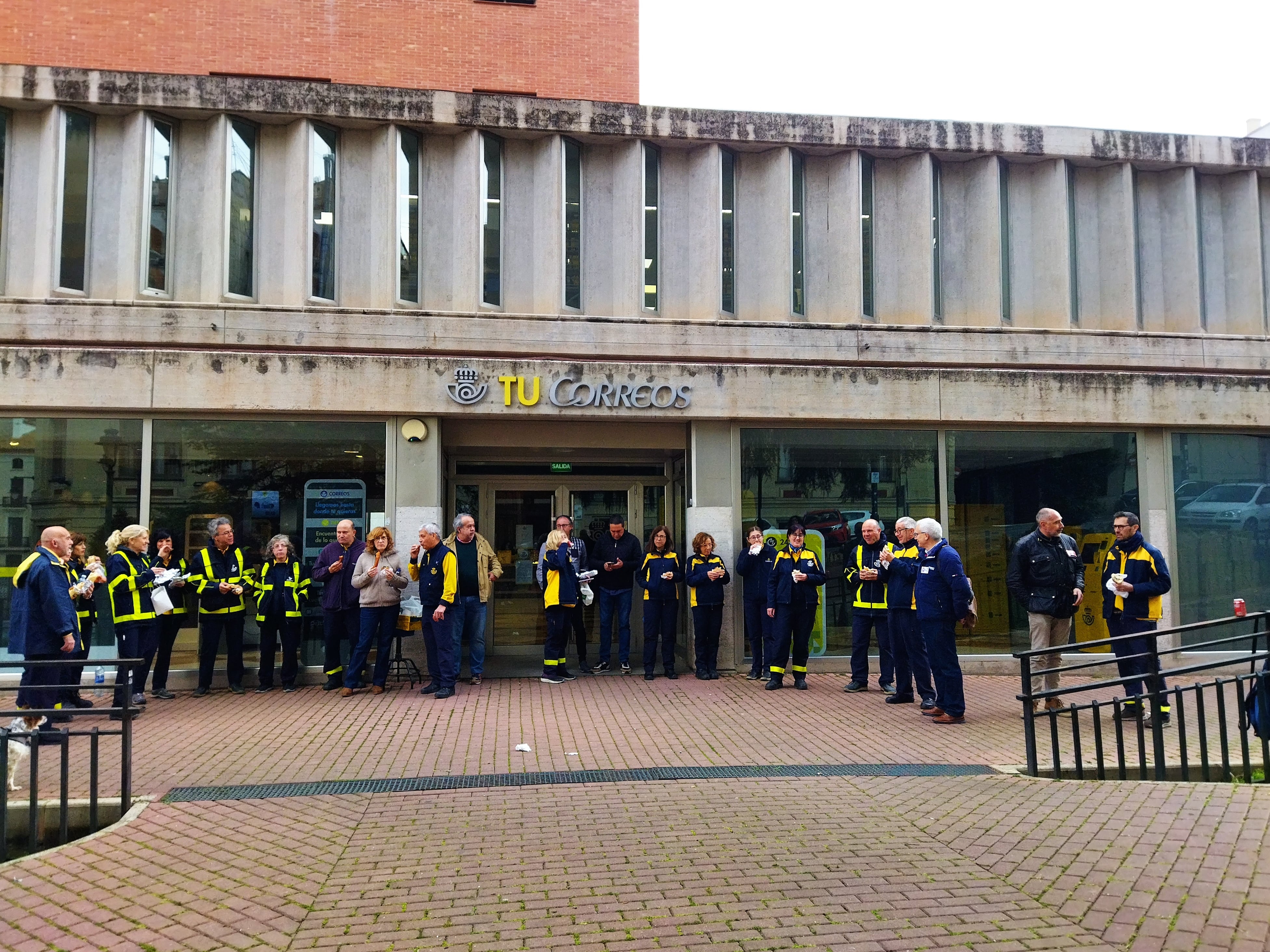 Carteros de Correos de Alcoy se han concentrado este viernes para pedir más personal para la oficina de la capital de l&#039;Alcoià.