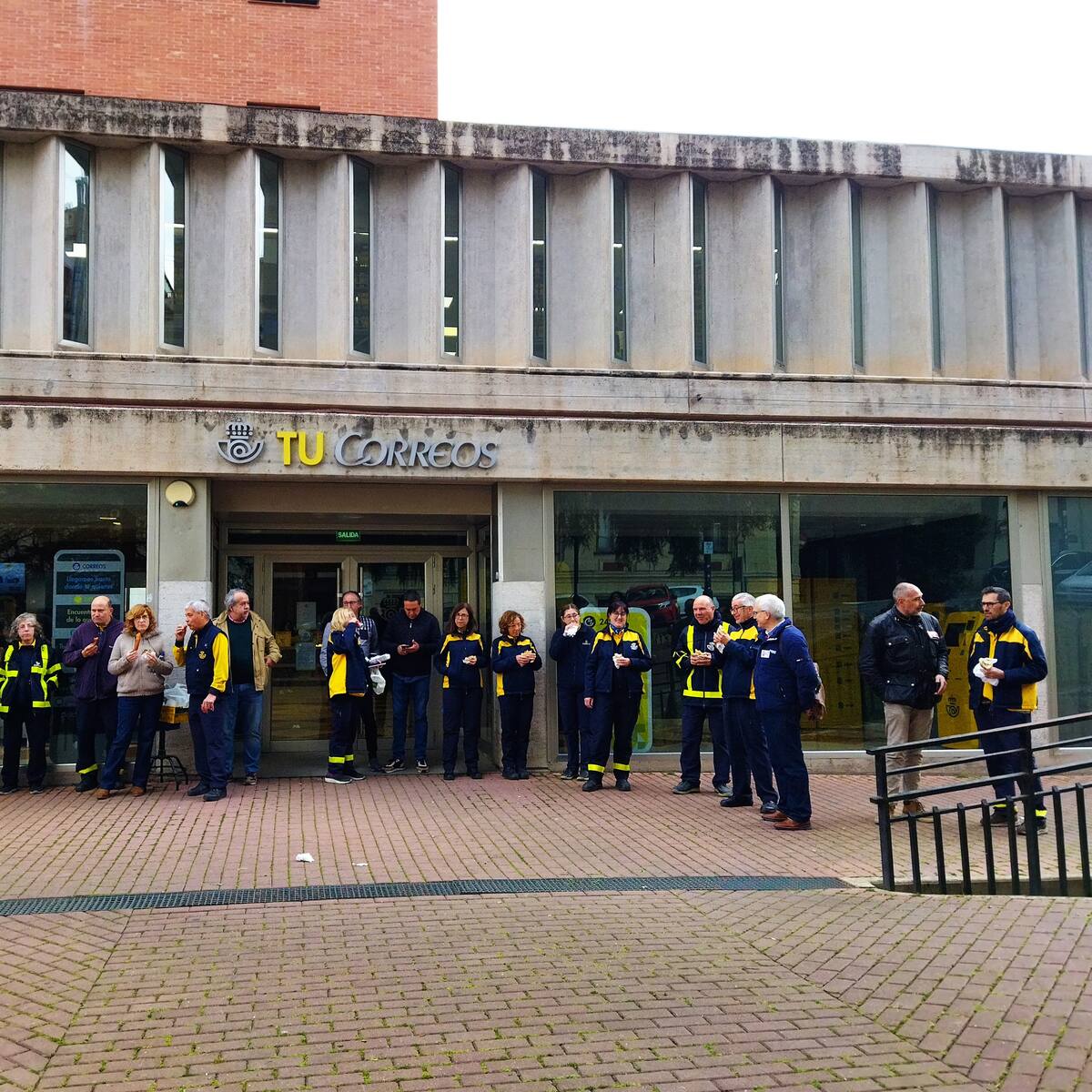 Correos contrata cuatro trabajadores para cubrir bajas en la oficina de Alcoy tras la reivindicación de los carteros