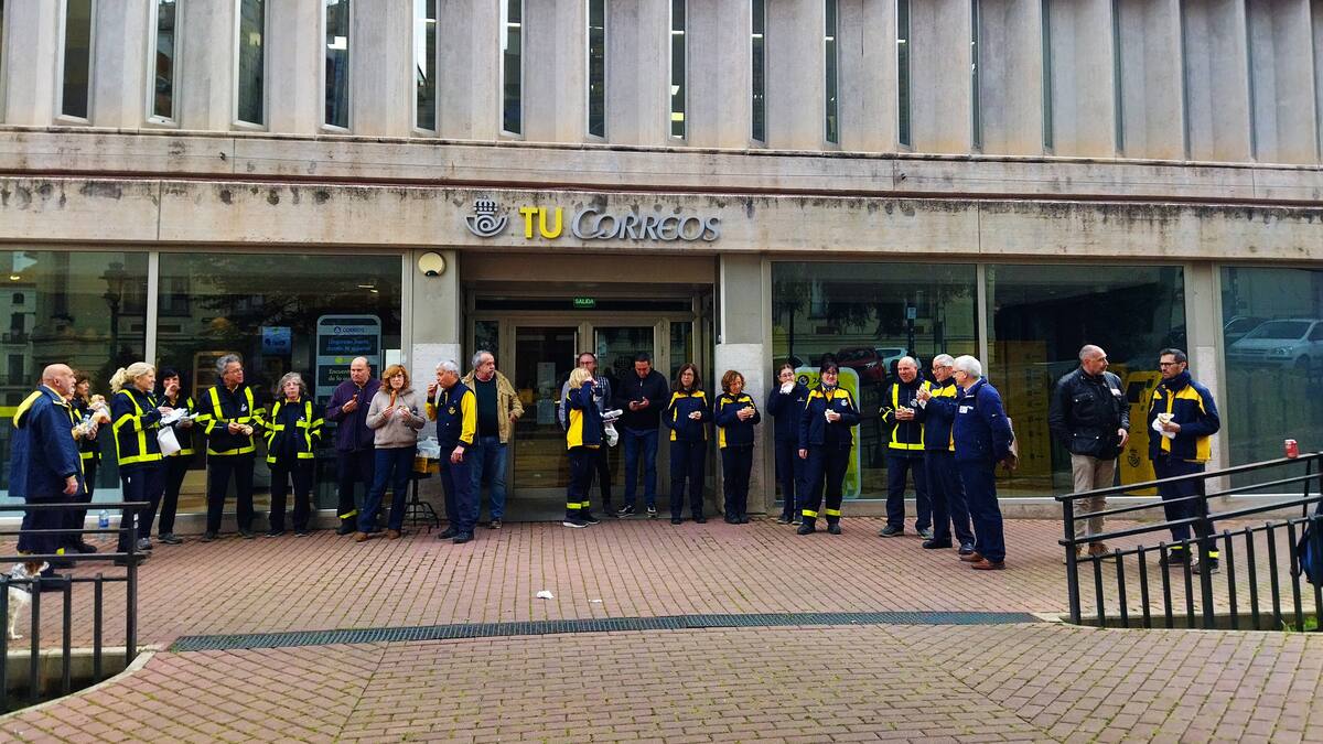 Correos contrata cuatro trabajadores para cubrir bajas en la oficina de Alcoy tras la reivindicación de los carteros