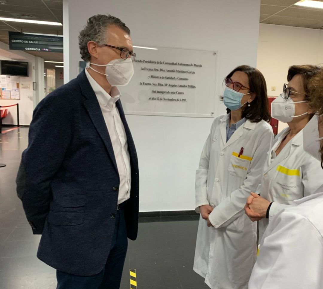 Juan José Pedreño durante una visita al centro de salud de San Andrés (Murcia)