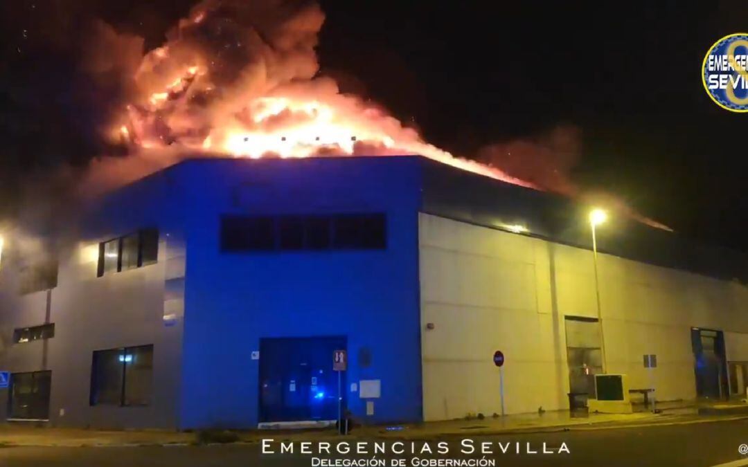 Bomberos intervienen en el incendio del Polígono Industrial El Pino