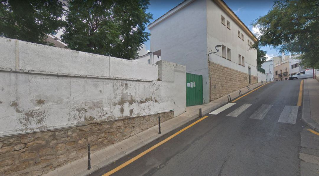 Pared del patio del colegio &#039;Alcalá Venceslada&#039;, lugar por el que accedieron los ladrones.