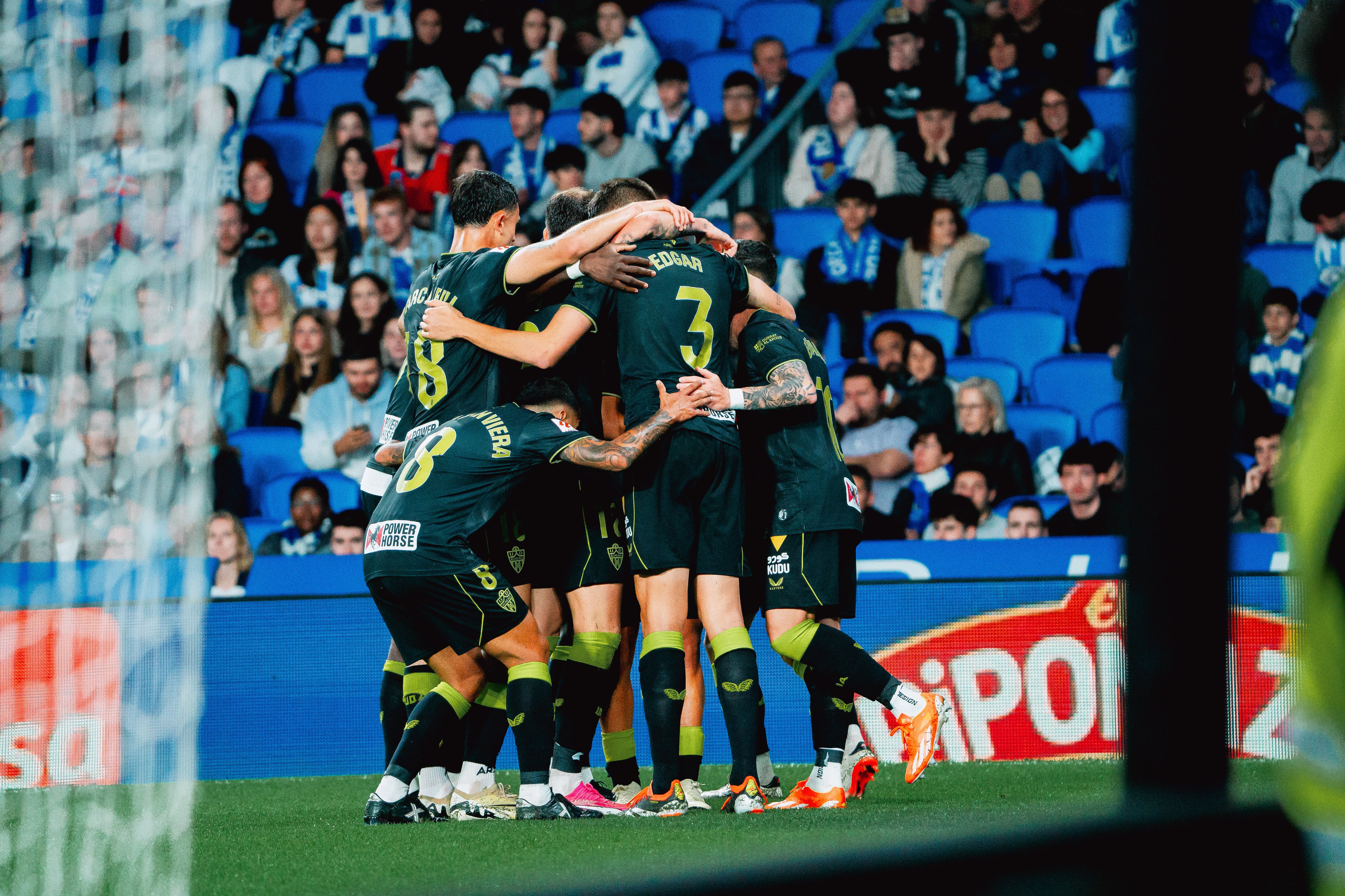 La celebración del primer gol con un Adri Embarba que definió con maestría frente a Álex Remiro.