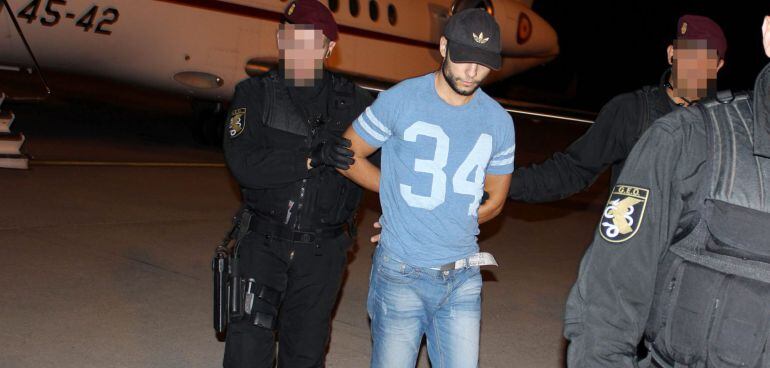 Fotografía facilitada por la Policía Nacional, del principal sospechoso del doble crimen de Cuenca, Sergio Morate, a su llegada hoy al aeropuerto madrileño de Torrejón 