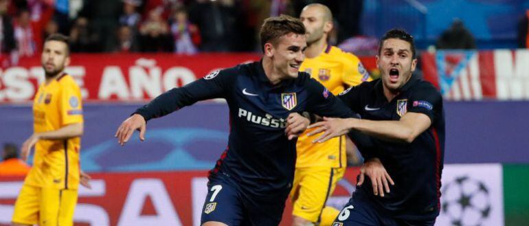 Griezmann y Koke celebran el primer tanto del Atlético al Barcelona