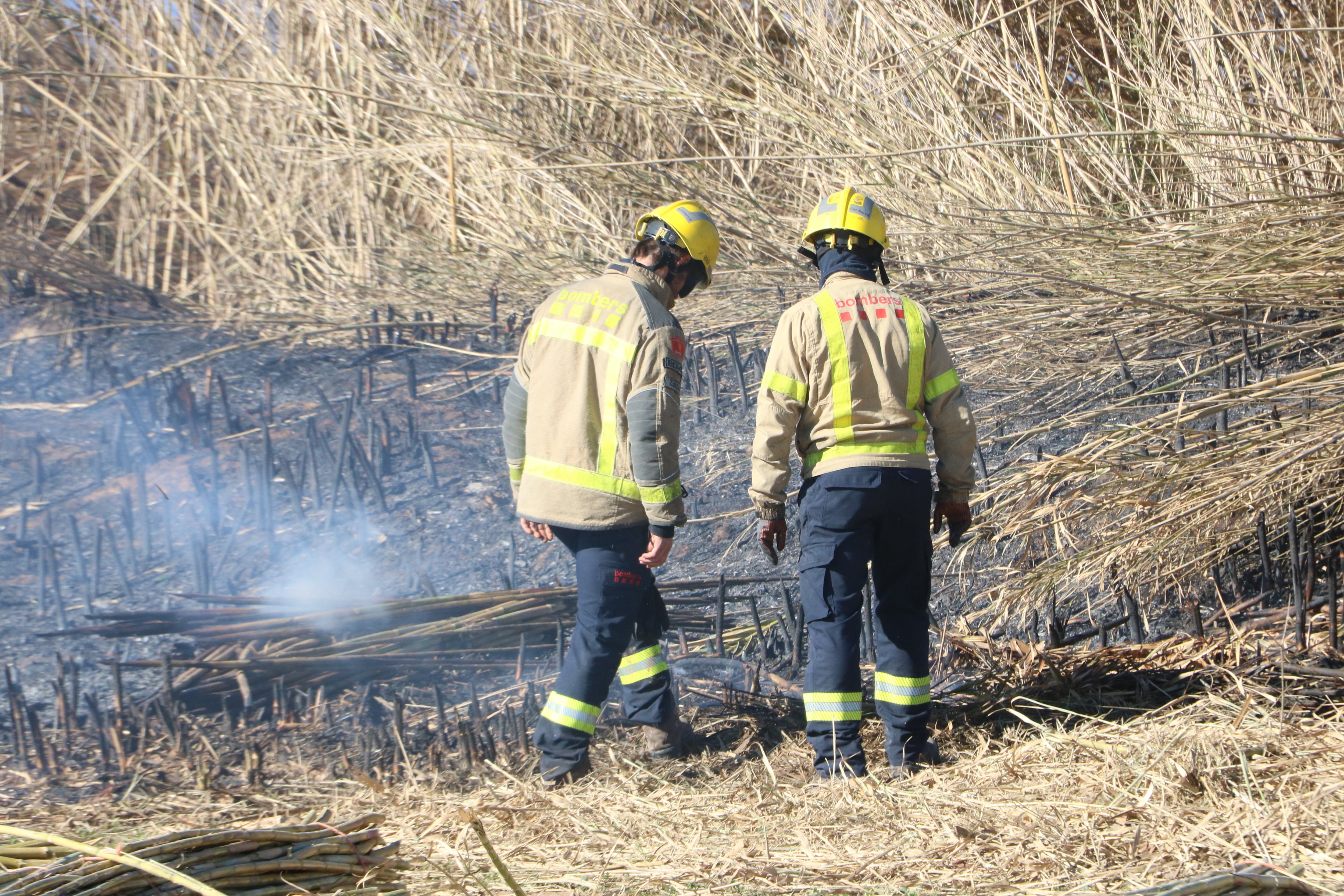 Dos bombers comprovant una zona cremada a l&#039;incendi de Peralada