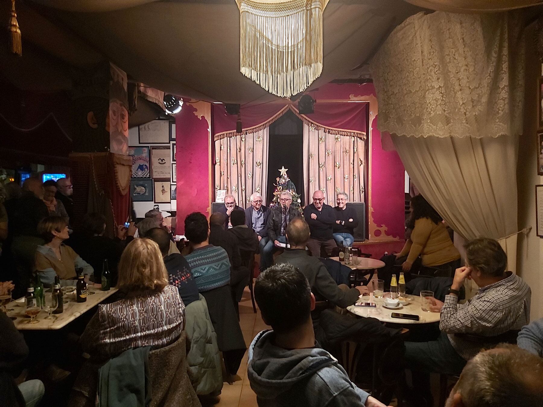 L'emblemàtic pub alcoià ha sigut de nou seu de la presentació del segon volum de 'Diccionari de butxaca. Grau Mitjà' com ho va ser del primer llibre de la col·lecció