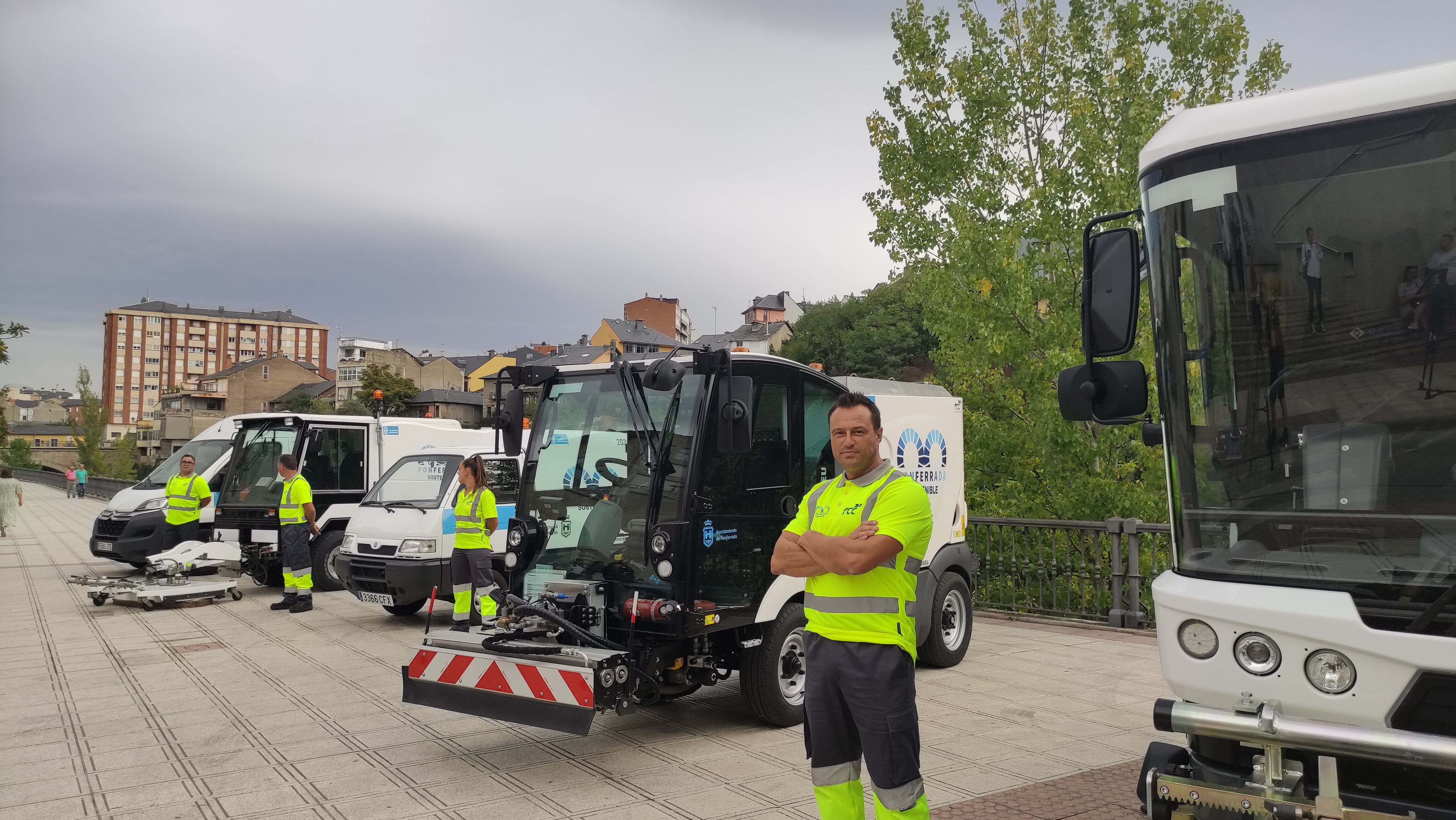 Trabajadores y maquinaria del nuevo servicio de limpieza viaria