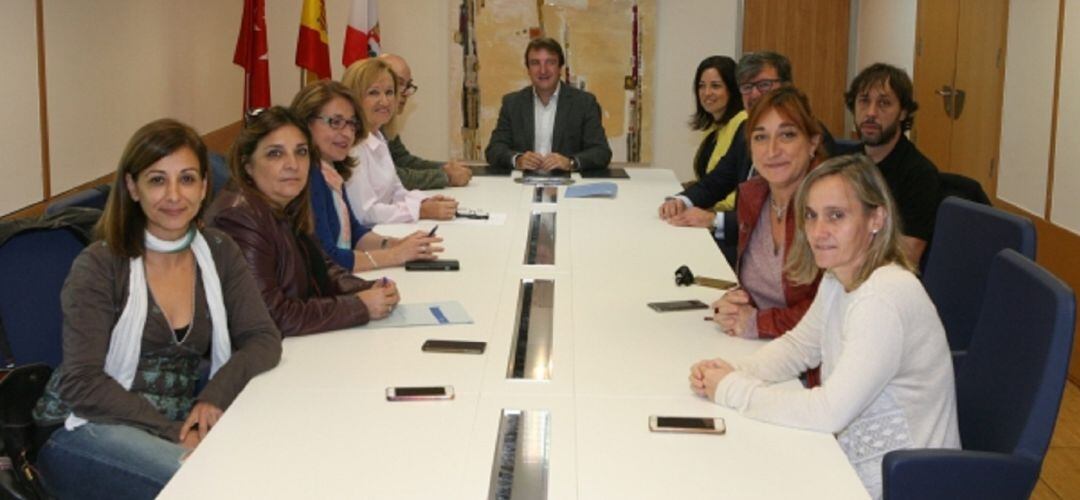 El alcalde de Tres Cantos, Jesús Moreno, preside la firma del convenio