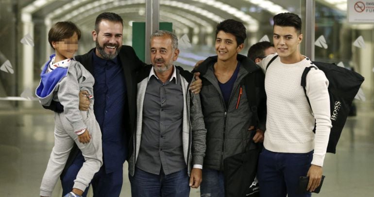 Osama (3i), sus hijos Zaid (i) y Mohamed (2d), acompañados por el presidente de CENAFE en Getafe, Miguel Galán (2i), y Mohamed Labrouzi (d), a su llegada a la estación de tren de Atocha.