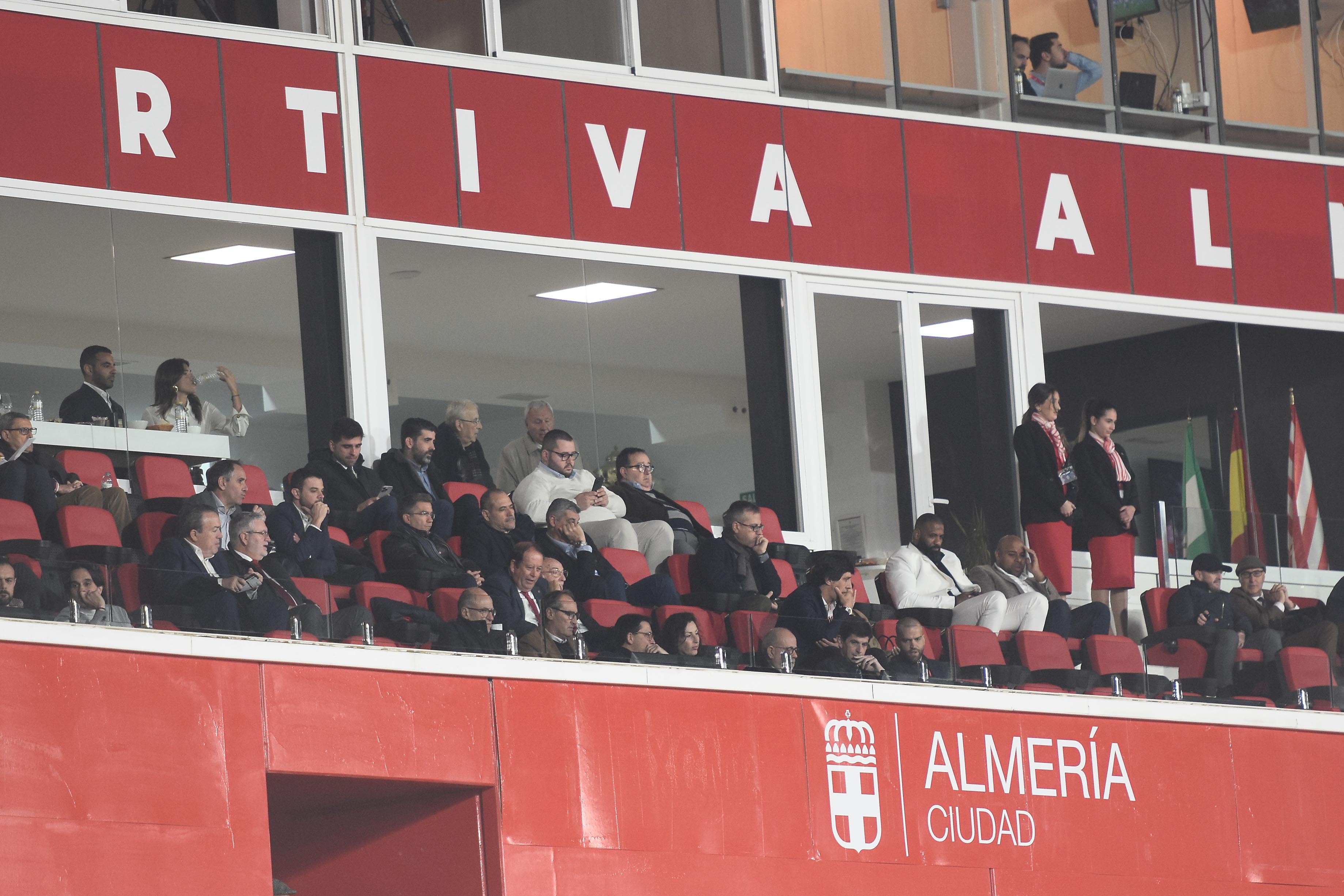 La imagen del palco con Guillermo Blanes y Manolo García detrás de la cristalera.