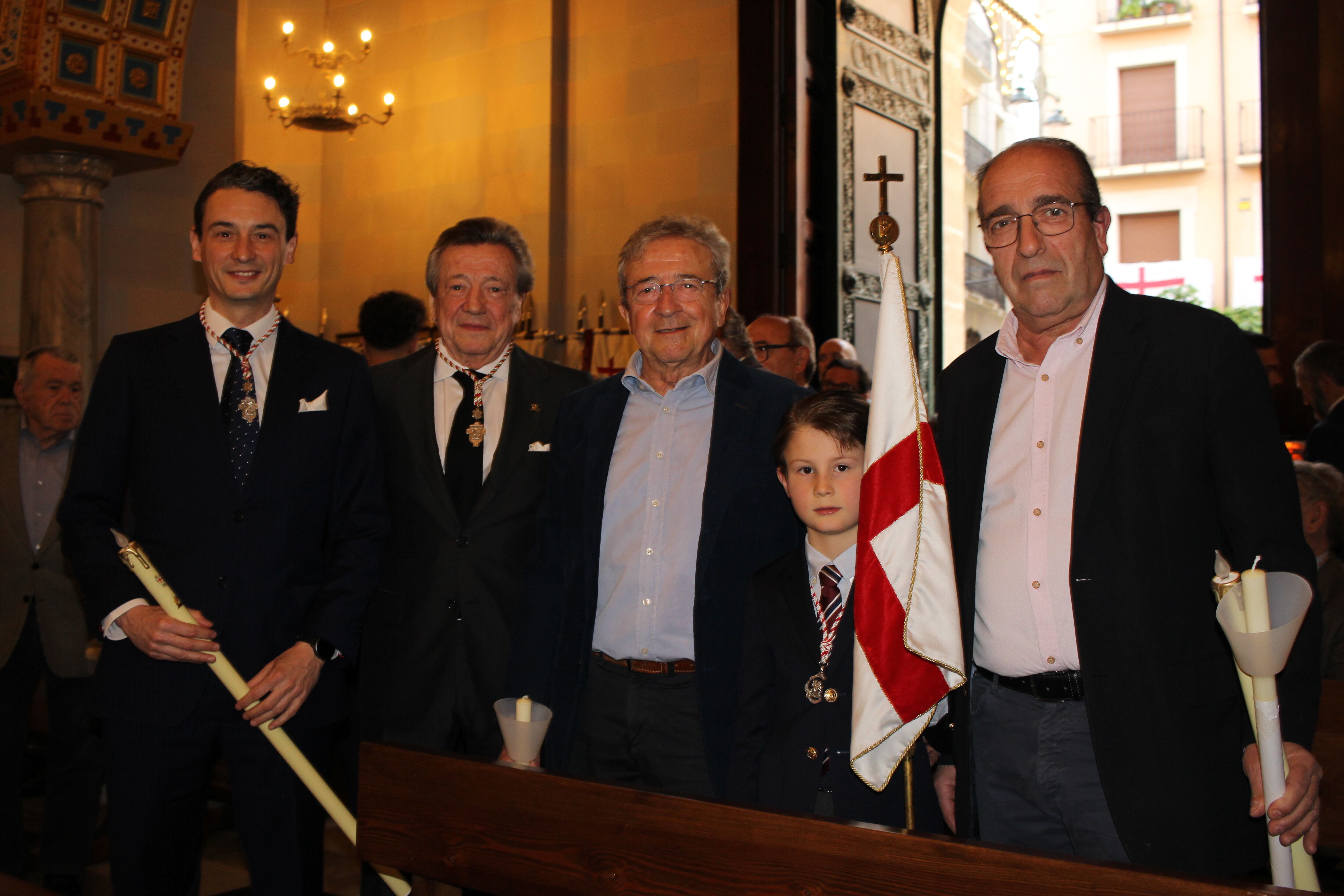 El Sant Jordiet, Mateo Vilaplana Blaak, acompañado por su padre, su abuelo, su tío y el representante de la familia en Alcoy, antes del inicio de la procesión