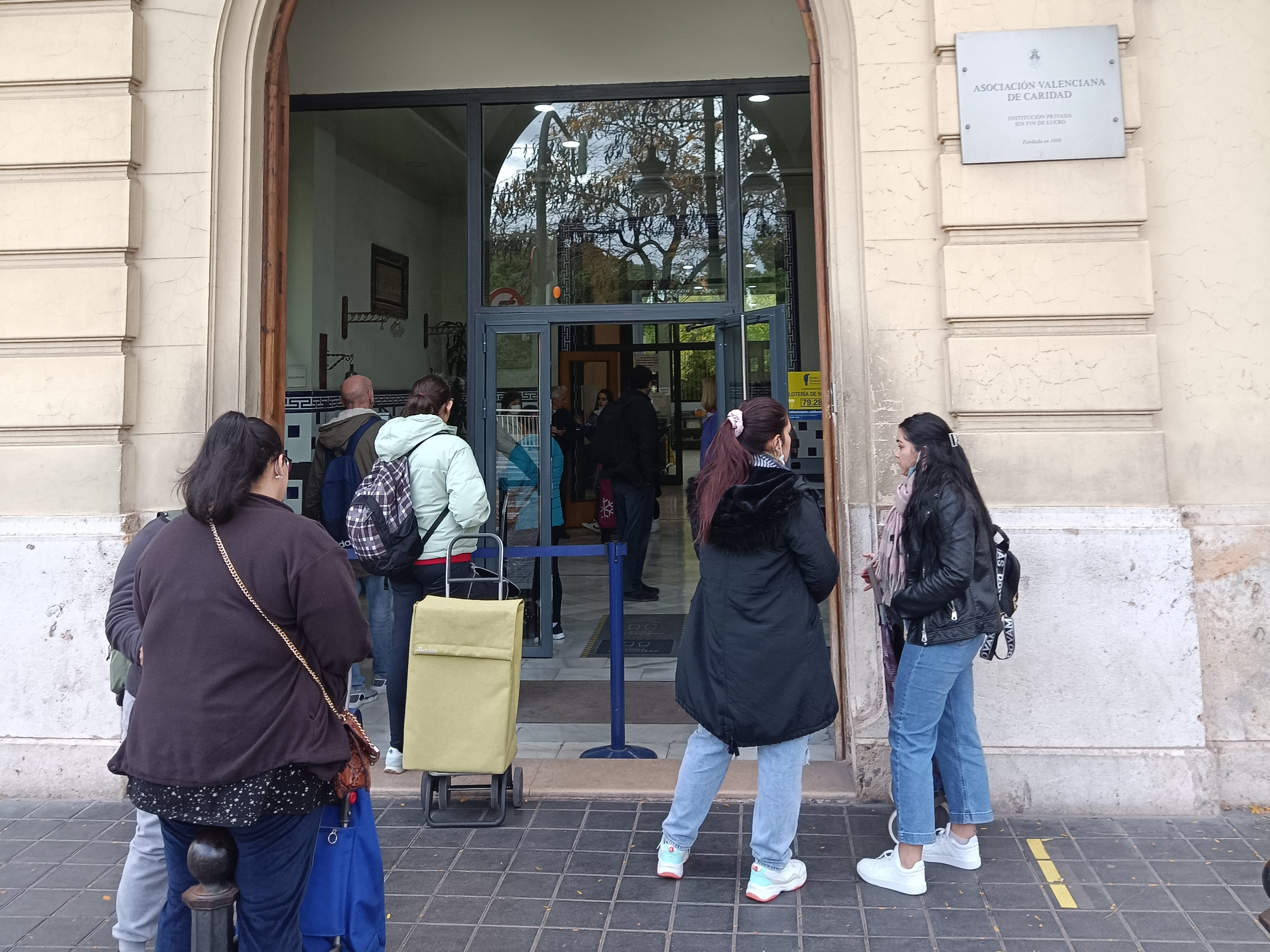 Más de la mitad de atenciones en Casa Caridad en València han sido mujeres