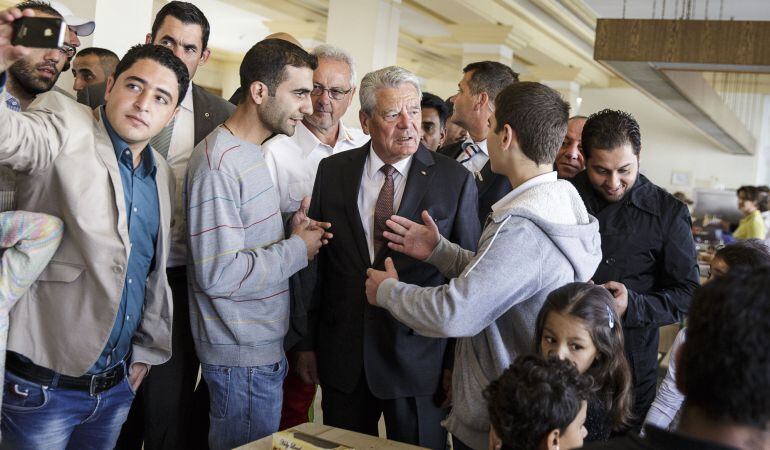 El presidente de Alemania Joachim Gauck hablando con los residentes del centro de refugiados.