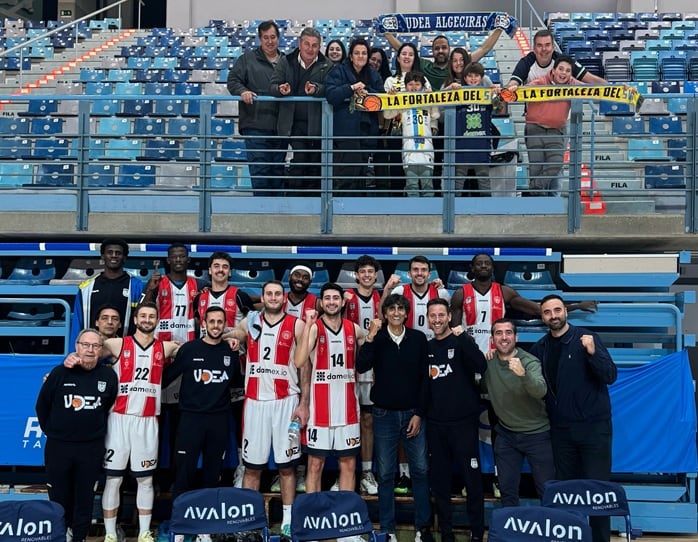 La plantilla celebra el triunfo