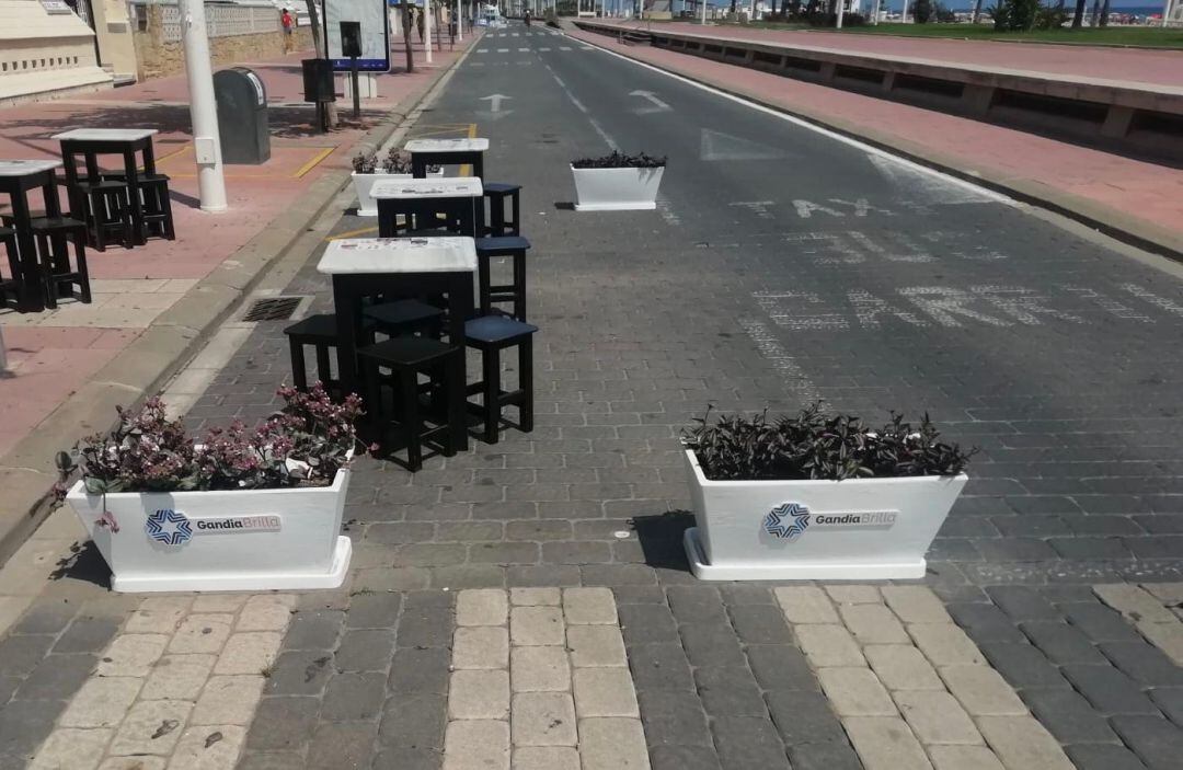 Maceteros con Gandia Brilla en la playa de Gandia