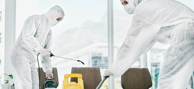 Personal desinfectando instalaciones sanitarias