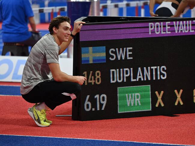 Armand Duplantis posa con el récord del mundo que ha conseguido en Belgrado