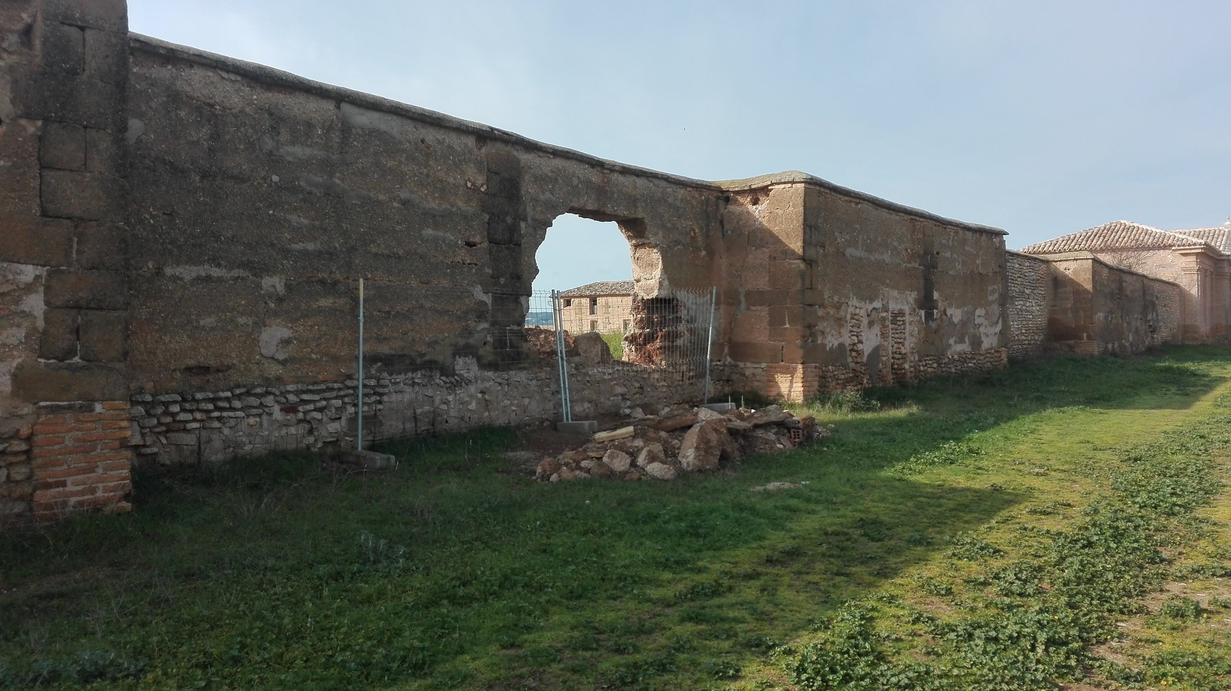 Muro exterior de la Cartuja de Las Fuentes