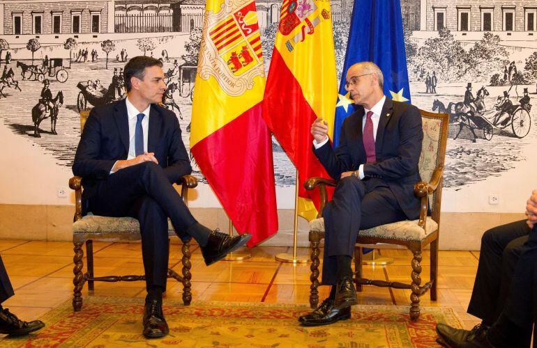 El presidente del Gobierno de España, Pedro Sánchez y el jefe de Gobierno de Andorra, Antoni Martí.