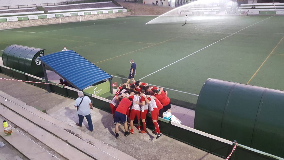 La plantilla del Jódar CF hacen la piña antes de comenzar el partido