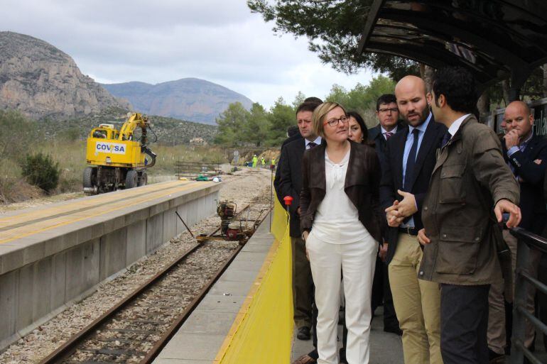 La Consellera de Obras Públicas, María José Salvador, visita las obras del TRAM en Teulada.