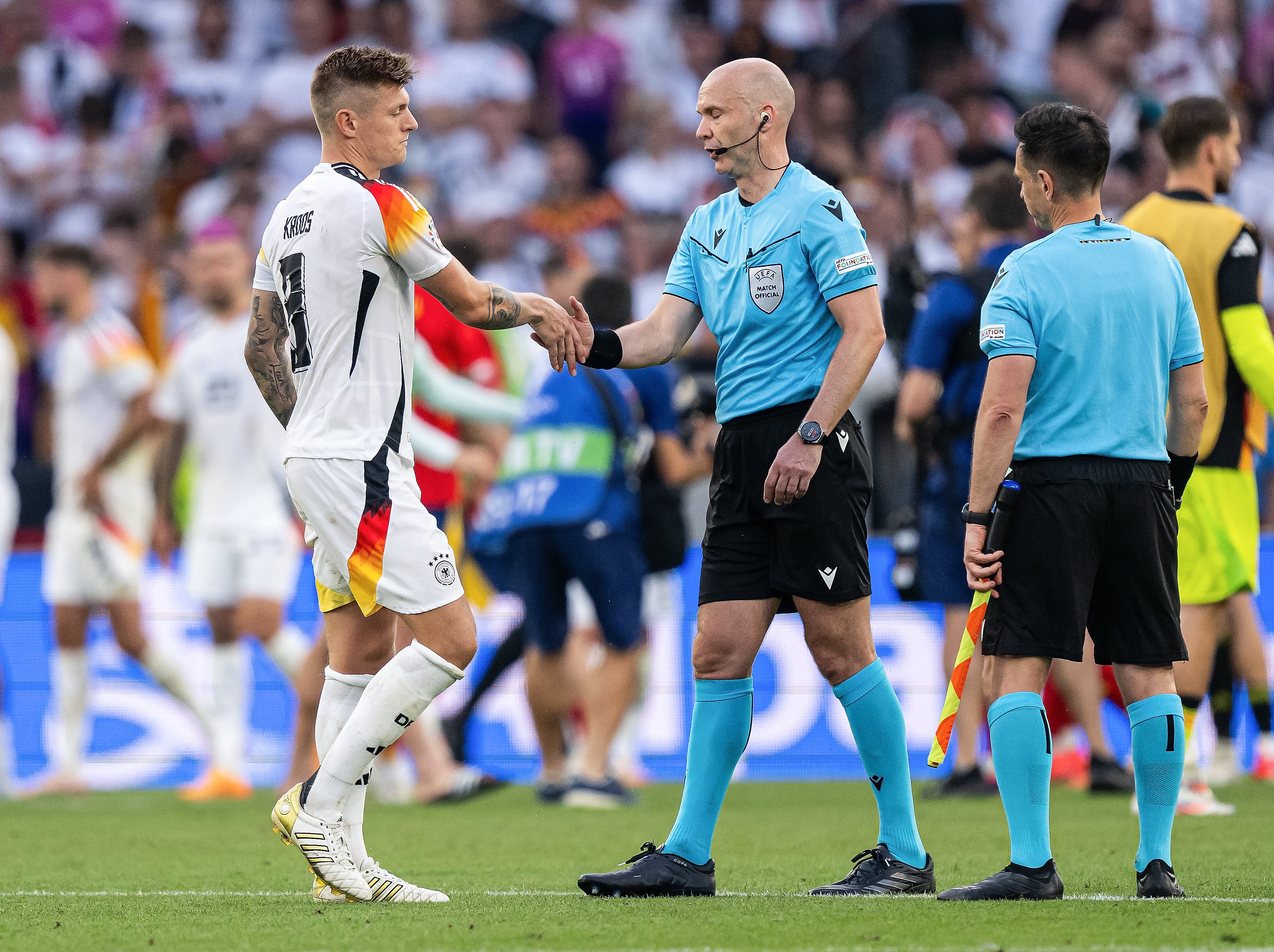 Toni Kroos y Anthony Taylor