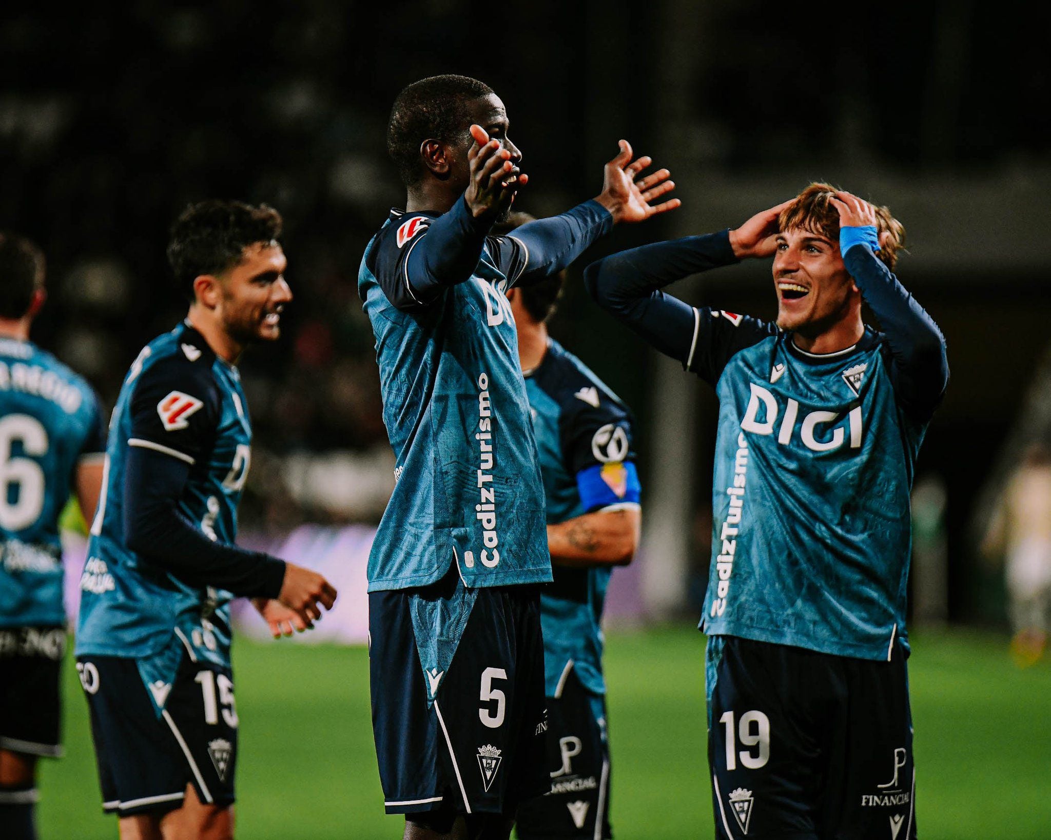 Moussa Diakité celebrando el 0-2 ante el Córdoba junto a José Antonio de la Rosa sorprendido.