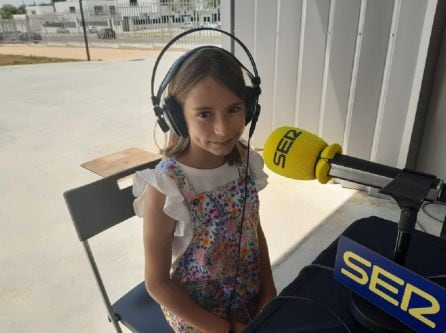 Eva, alumna del colegio El Olivo de Mairena del Aljarafe, encargada de abrir las puertas en la inauguración del Parque Central