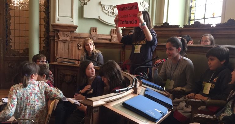 Una alumna de Secundaria interviene en el Consejo de la Infancia celebrado en el Ayuntamiento de Valladolid