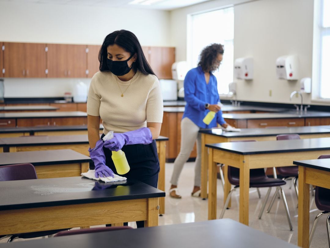 Dos trabajadoras limpian un colegio