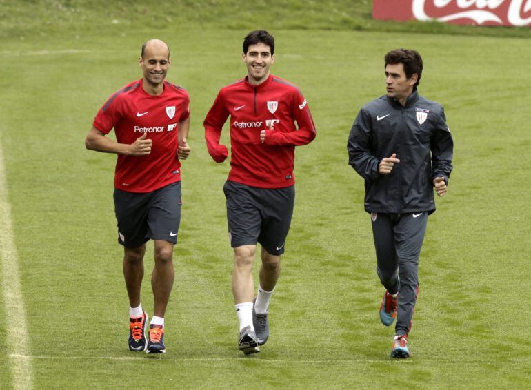 GRA156. LEZAMA (BIZKAIA), 11/03/2015.- Los jugadores del Athletic Club Mikel Rico (i) y Andoni Iraola (c) se ejercitan hoy con el preparador Mikel Clemente (d) en las instalaciones deportivas de Lezama, de cara a preparar el encuentro de Liga que disputarán este sábado a domicilio frente al Celta. EFE/Alfredo Aldai