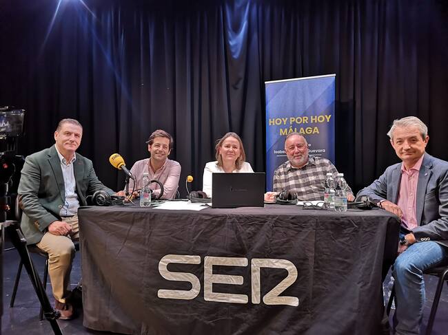 De izquierda a derecha: Francisco Torres (agricultor), Jaime Zaldúa (abogado de la Junta de regantes del Guadalhorce), Esther Luque (SER Málaga), Joaquín Villanova (alcalde de Alhaurín de la Torre) y Antonio Vázquez Olmedo (gerente de Grupo AVO)