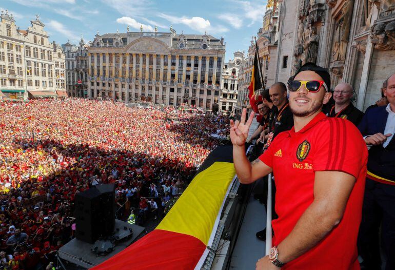 Eden Hazard animando a la afición en el Ayuntamiento de Bruselas 