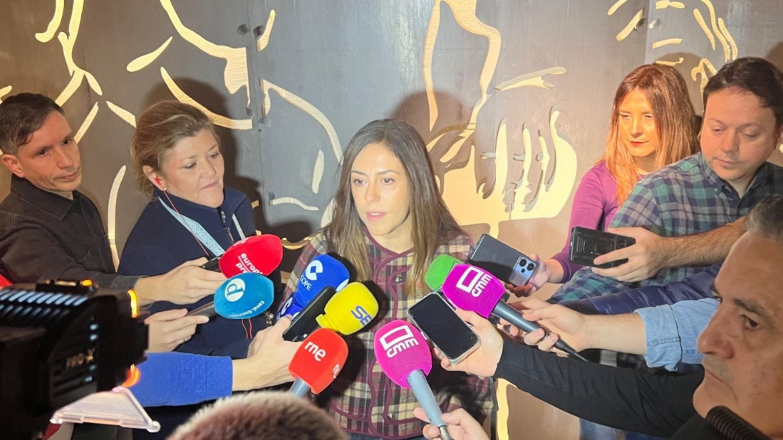 Noelia de la Cruz, portavoz del PSOE de Toledo, durante la atención a medios de comunicación en un desayuno informativo
