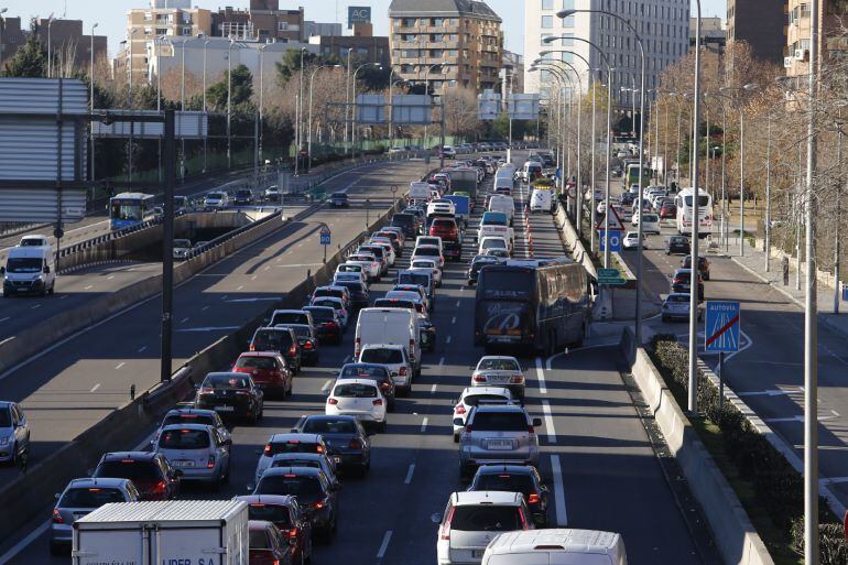 Atasco en Madrid por las restricciones por contaminación