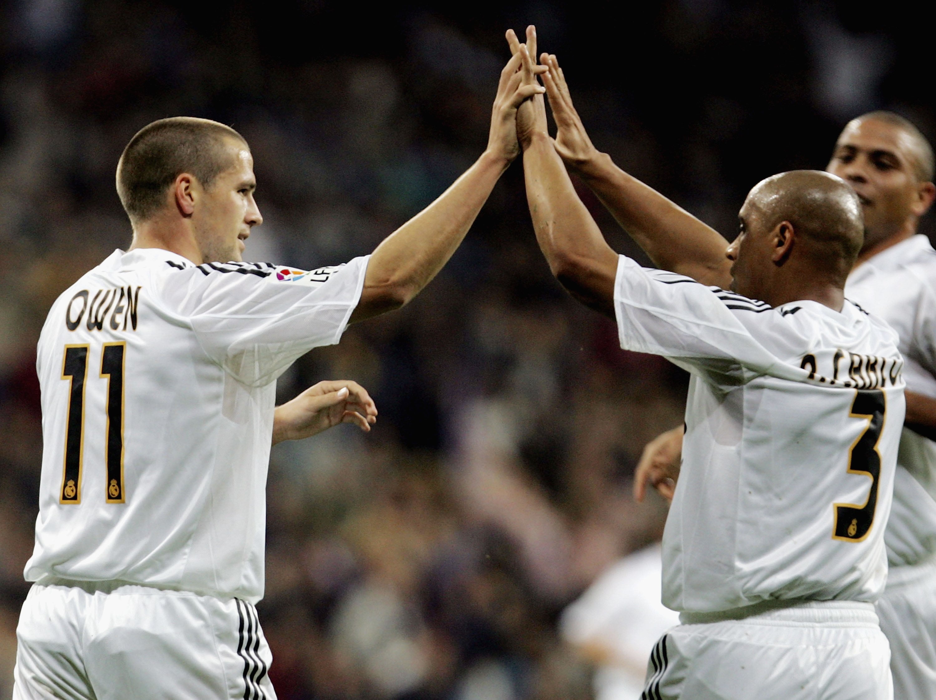 Michael Owen celebra un gol con Roberto Carlos y Ronaldo