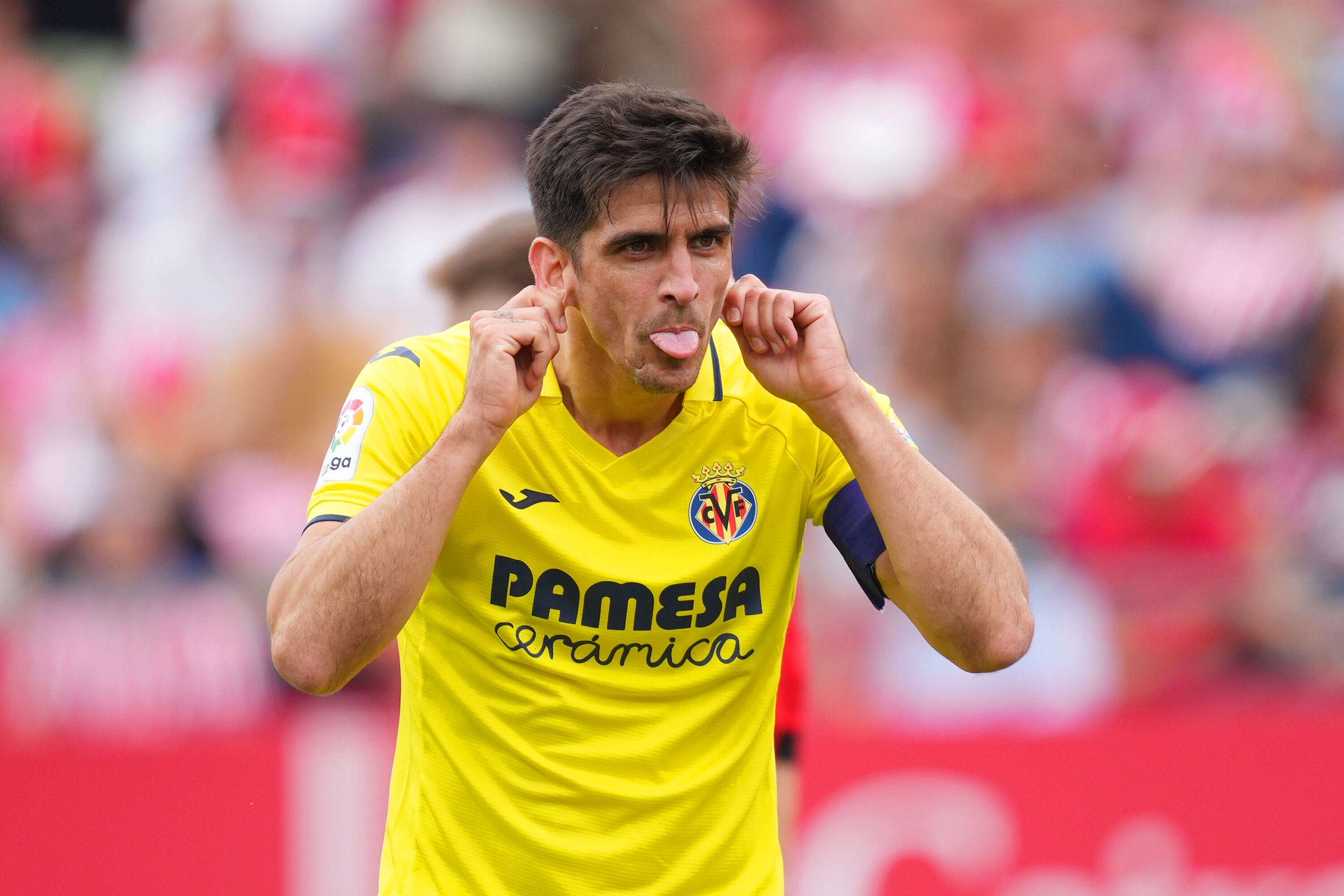 Gerard Moreno dedica el gol a sus hijas durante el encuentro de la temporada pasada contra el Girona en Montilivi. (Photo by Alex Caparros/Getty Images)