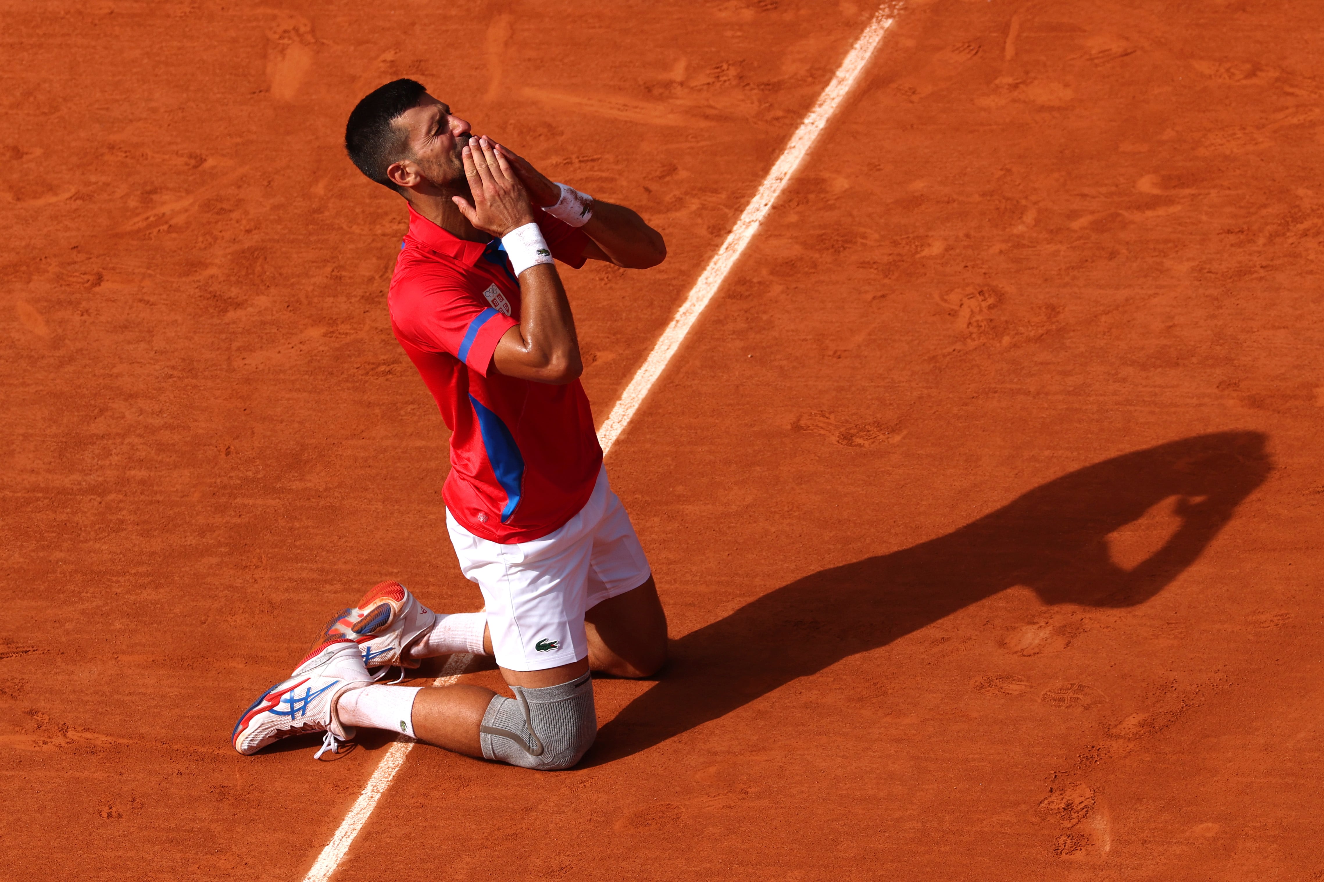 Novak Djokovic celebra su victoria en la final de tenis masculino de los Juegos Olímpicos de París.