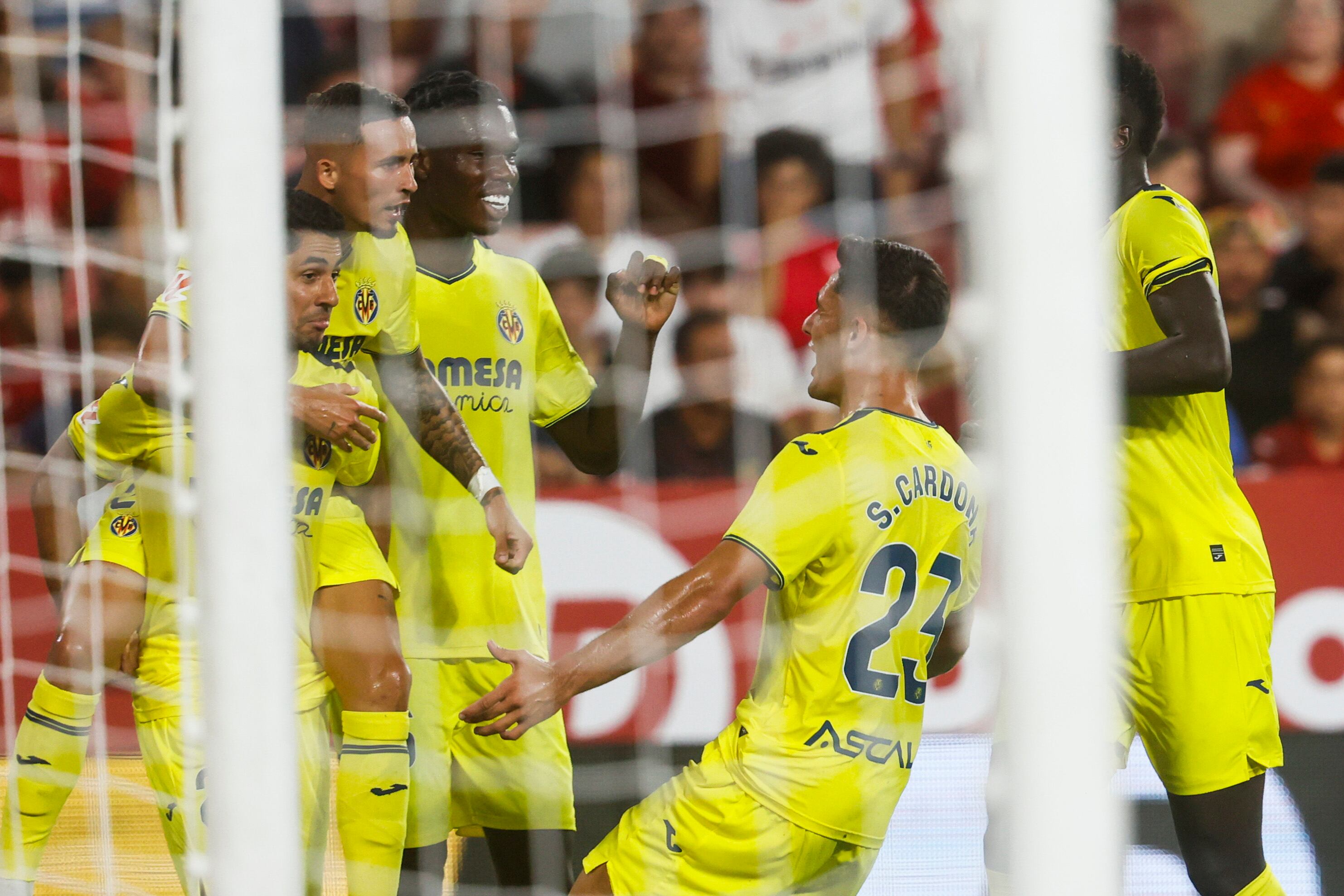 SEVILLA, 23/08/2024.- Los jugadores del Villarreal celebran el segundo gol, durante el partido de LaLiga que Sevilla FC y Villarreal CF han disputado este viernes en el estadio Ramón Sánchez-Pizjuán. EFE/José Manuel Vidal
