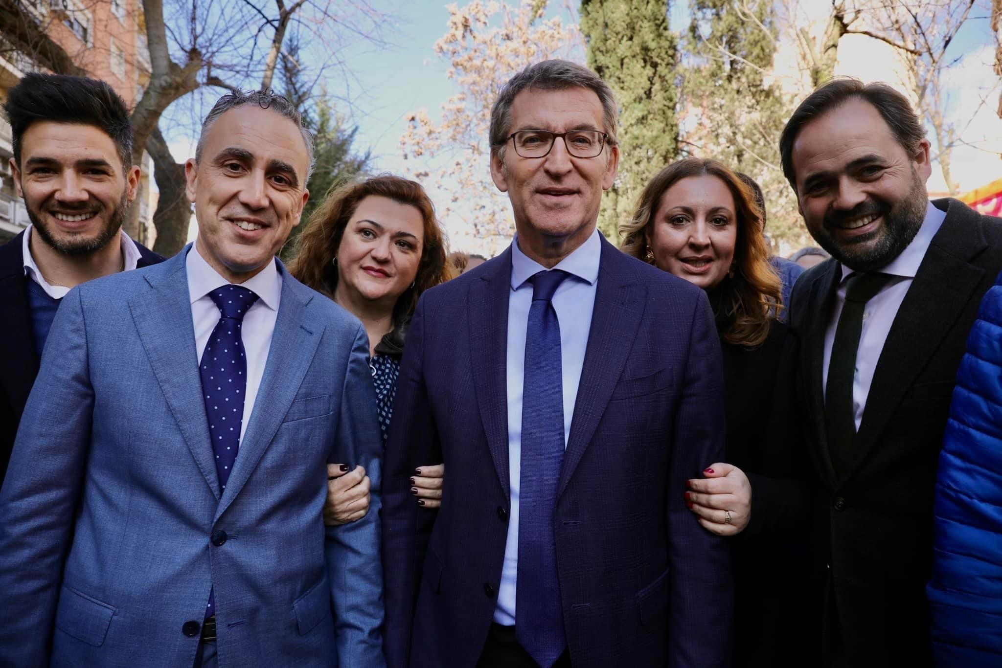 Alberto Nuñez Feijóo durante el paseo que realizó en el Paseo San Gregorio de Puertollano