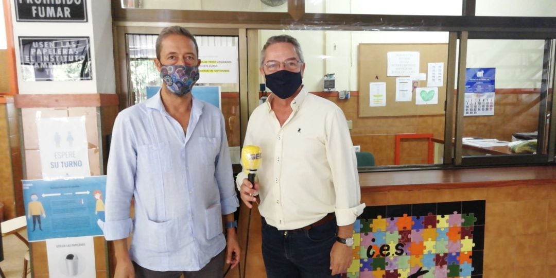 Salomón Hachuel junto a José María Pedernal, director del IES Luca de Tena