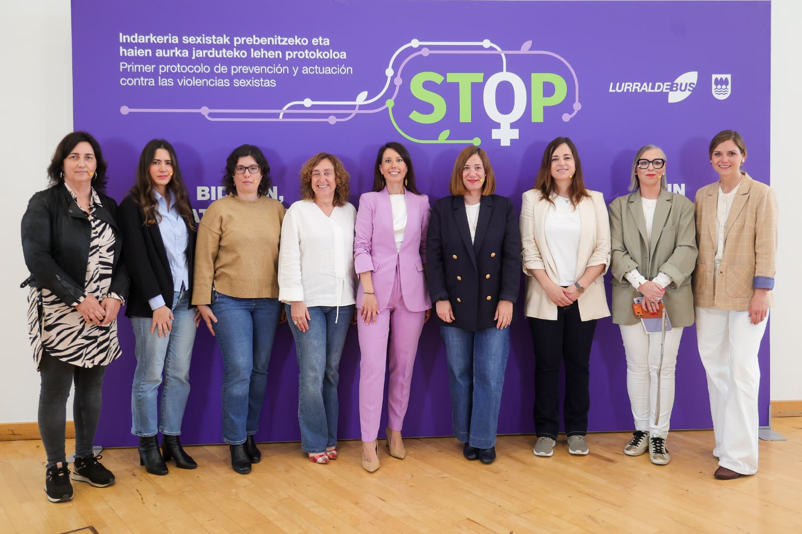 Acto de presentación del protocolo al que han acudido la ministra de Igualdad del Gobierno de España, Ana Redondo, la consejera de Movilidad Sostenible, Susana García Chueca, la diputada de Transporte, Azahara Domínguez, la concejala de Igualdad del Ayuntamiento de San Sebastián, Ane Oyarbide, y la alcaldesa de Irun, Cristina Laborda, entre otras autoridades.