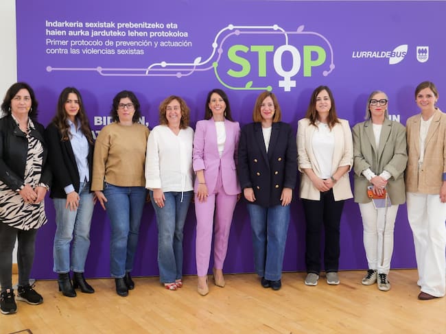Acto de presentación del protocolo al que han acudido la ministra de Igualdad del Gobierno de España, Ana Redondo, la consejera de Movilidad Sostenible, Susana García Chueca, la diputada de Transporte, Azahara Domínguez, la concejala de Igualdad del Ayuntamiento de San Sebastián, Ane Oyarbide, y la alcaldesa de Irun, Cristina Laborda, entre otras autoridades.