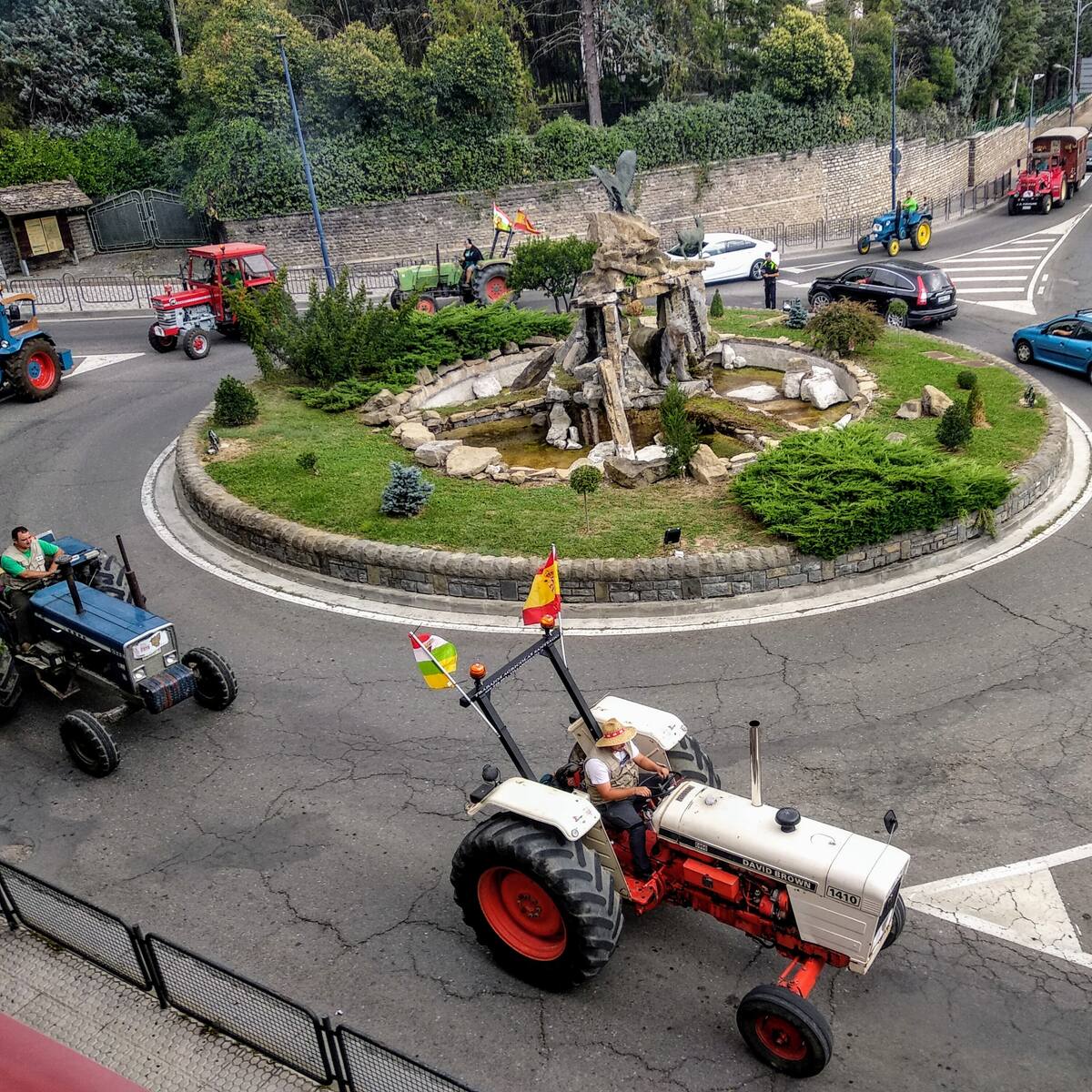 La Ruta del Alto Aragón en Tractor Antiguo ha pasado por Sabiñánigo