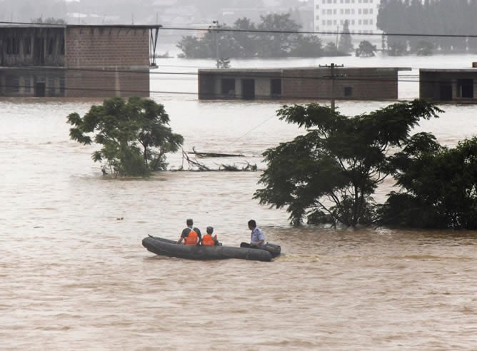 Un bote de salvamento busca supervivientes en la ciudad de Yingtan, al sur de China