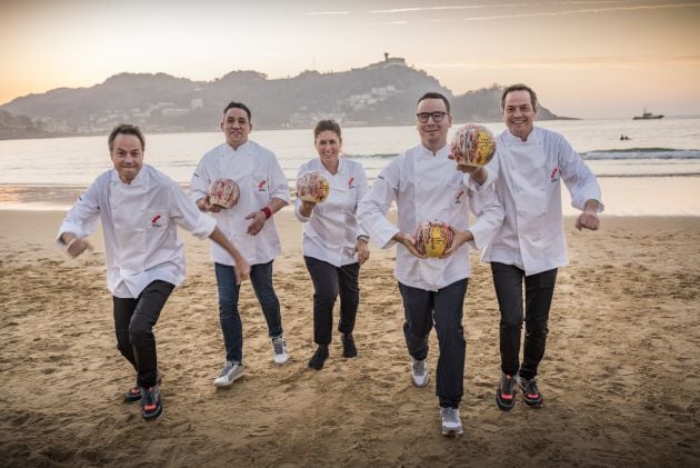 Los nuevos chefs con tres soles Repsol, en la playa de La Concha.