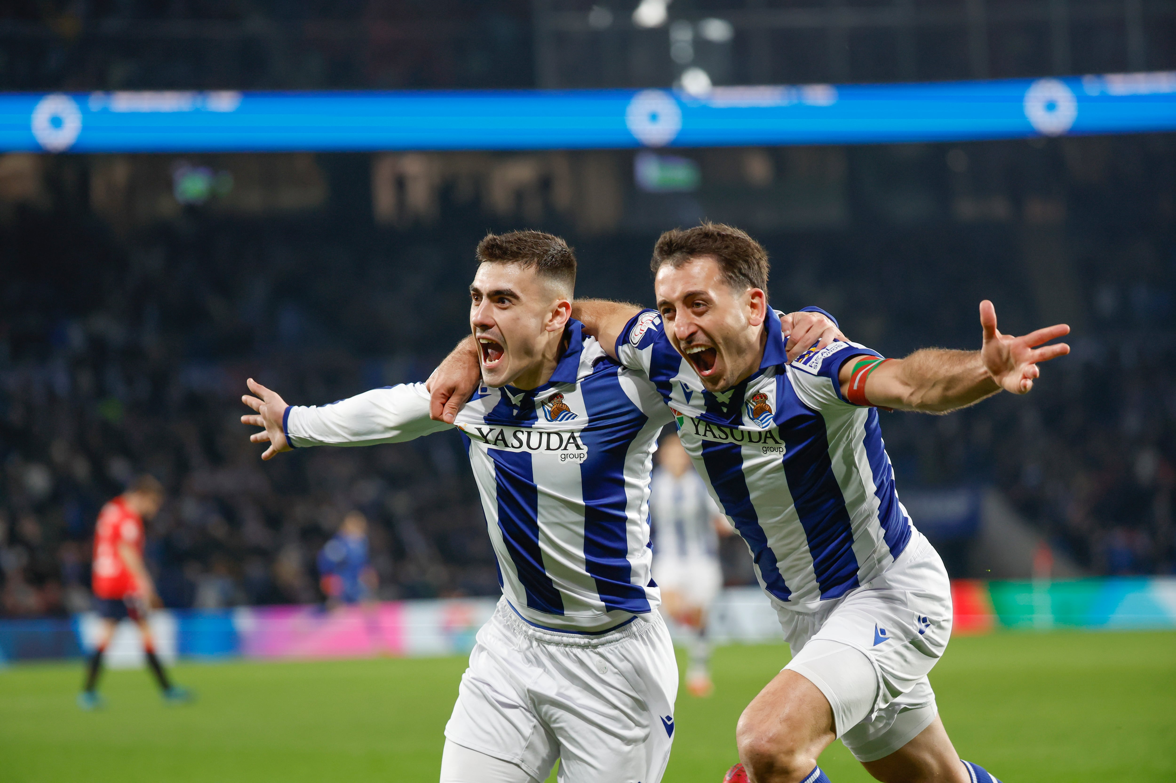 SAN SEBASTIÁN, 06/02/2025.- El delantero de la Real Sociedad Ander Barrenetxea (i) celebra con su compañero Mikel Oyarzabal (d) tras marcar el primer gol del equipo durante el partido de cuartos de final de la Copa del Rey que Real Sociedad y CA Osasuna disputan este jueves en el Reale Arena de San Sebastián. EFE/ Javier Etxezarreta
