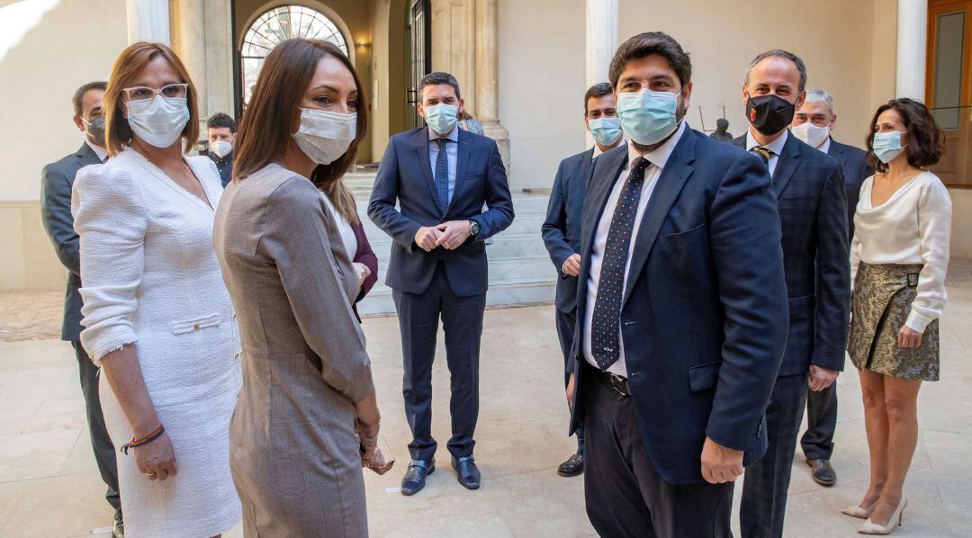 El presidente de Murcia Fernando López Miras (4d), este sábado, tras la toma de posesión de los nuevos consejeros de Ciudadanos Valle Miguélez (3i), Francisco Álvarez (2d) y Antonio Sánchez (i) en el Palacio de San Esteban, sede del gobierno de Murcia